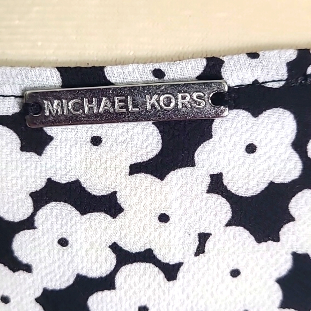 Michael Kors Black & White Floral Sleeveless Blouse, Front Curved Flap, Sz Large - Picture 8 of 10